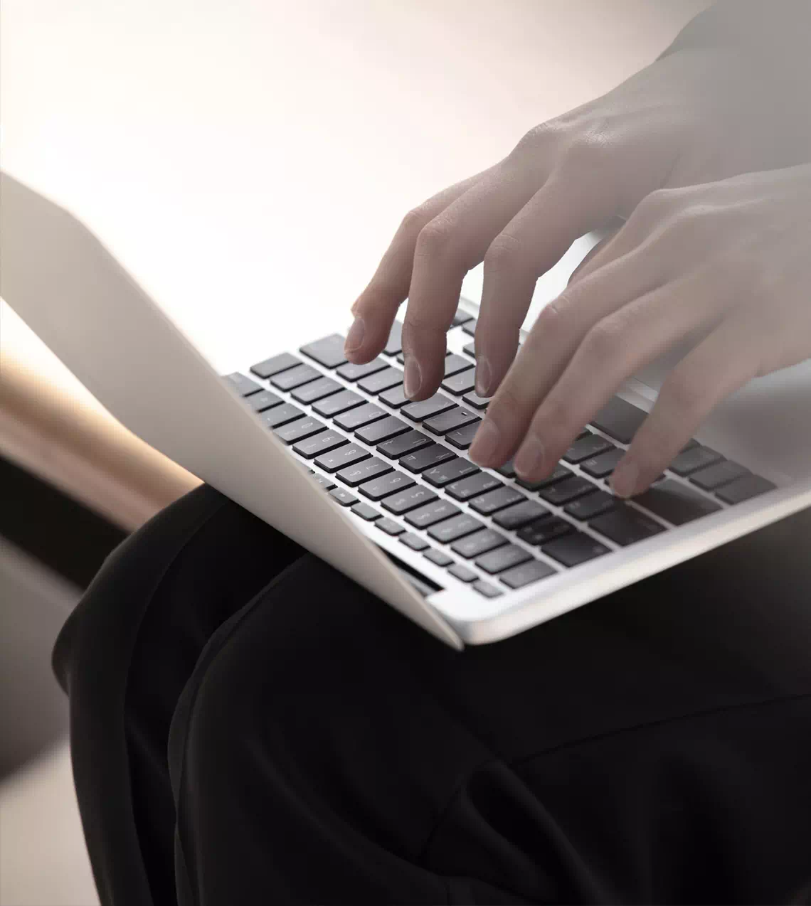 pisanie na laptopie